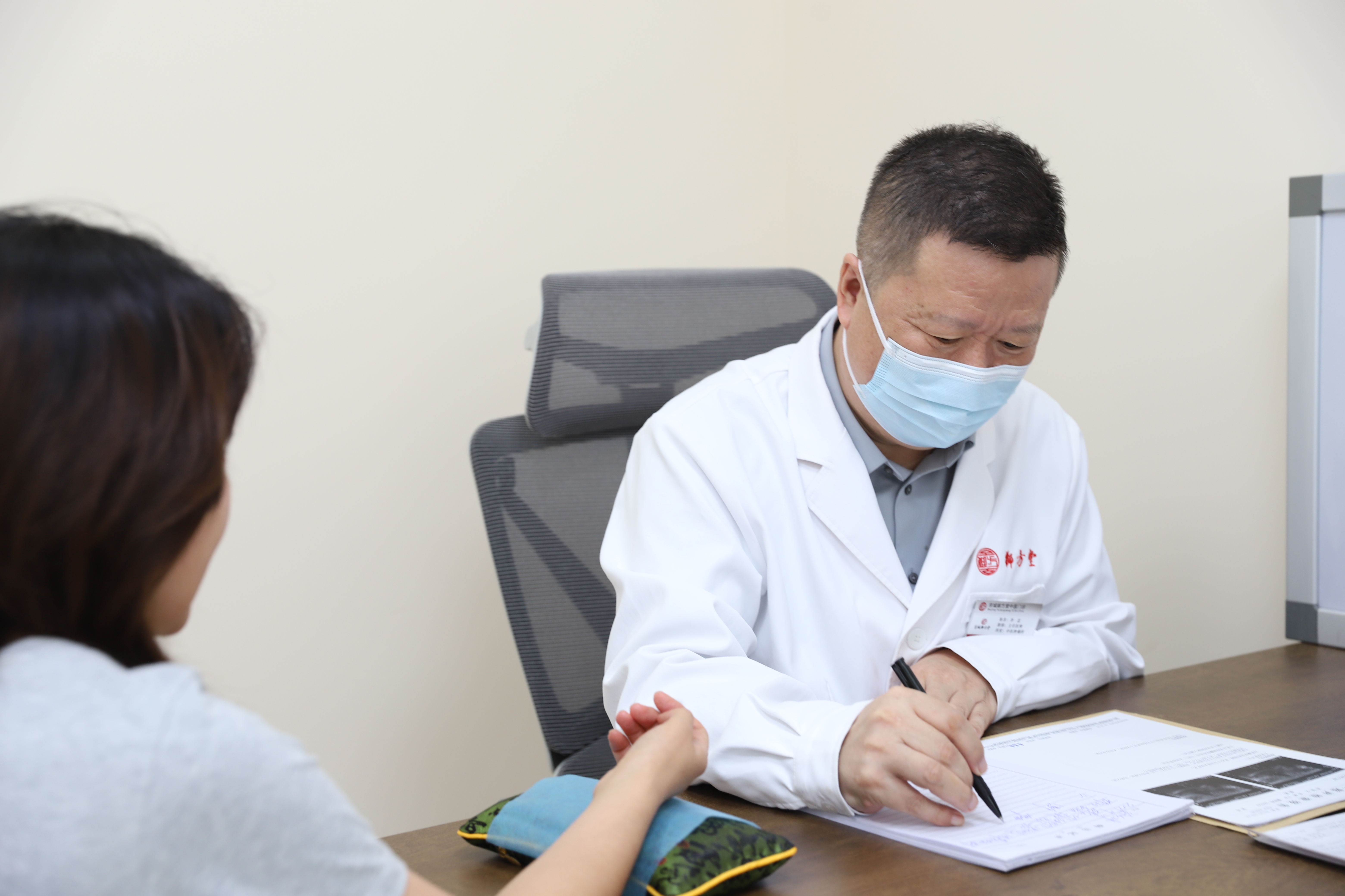 中医在抗癌中扮演什么角色？李忠教授治疗癌症靠谱吗？